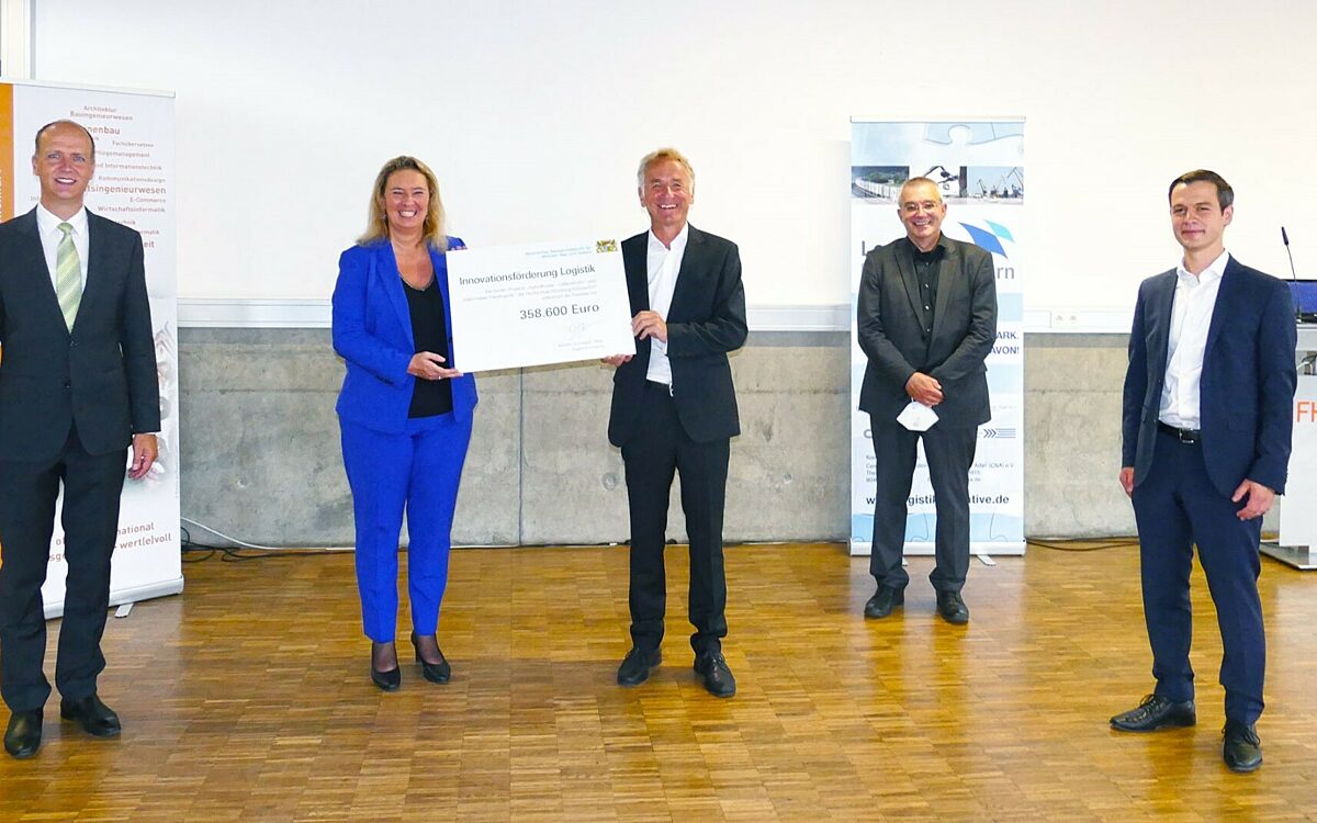 Die Übergabe eines Förderbescheids für Verkehrsforschung an der FHWS Die Übergabe eines Förderbescheids für Verkehrsforschung an der FHWS